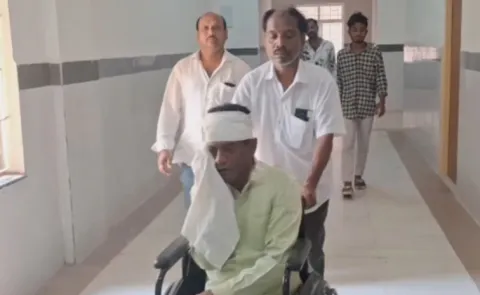 Attacked On Sakshi TV Reporter Nalli Srinivasa Rao In Saluru