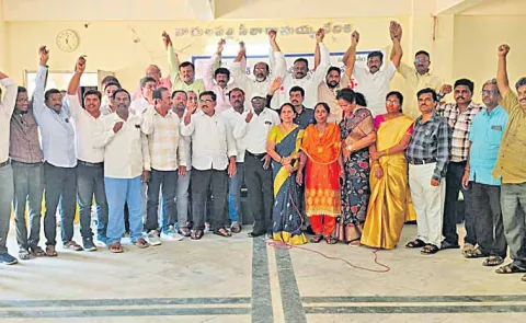 Teachers unions express anger over government policies