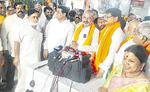 Bandi Sanjay Meets with Bengali Leaders in Old City