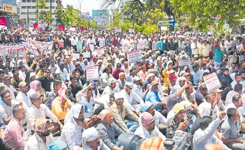 Artisan employees stage a grand dharna in front of TGNPDCL headquarters