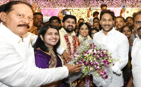Ys Jagan Blessings To The Newlyweds In Pamidi Anantapur District