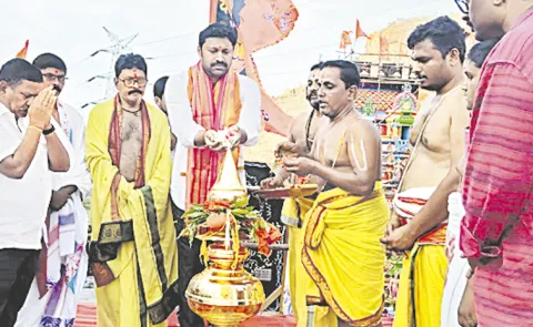 YSRCP MP Avinash Reddy Visits Gandi Veeranjaneya Swamy Temple