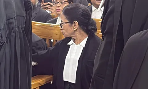 Mamata Banerjee Dons Lawyers Coat Arrives At Calcutta High Court