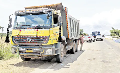 Four MGNREGA workers run over by truck in Andhra Pradesh