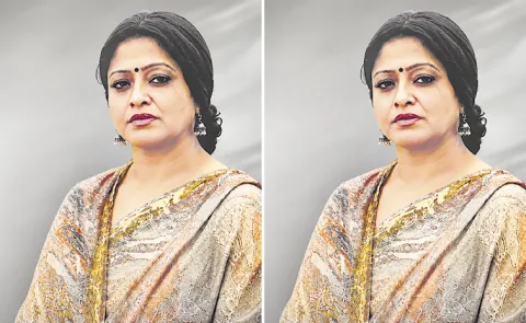 First Look Of Veteran Actress Raasi As Savitri From The Red Bag