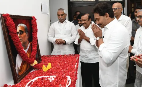 YS Jagan Pay Tributes To Tanguturi Prakasam Pantulu