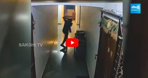 Viral Video : Blinkit Delivery Boy Quietly Kisses Cricket Bat Before Work 1