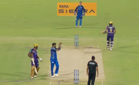 Hardik Pandya Claps After MI Teammates Miss Easy Catch vs KKR Video5
