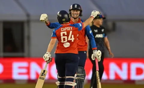England women beat New zealand women by 7 wickets in first t20