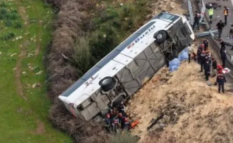 tourist bus crashes in western Turkiye13