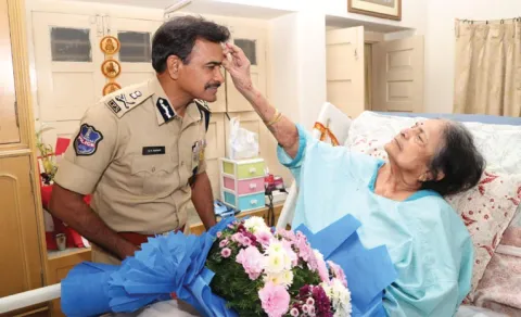 An emotional moment from Telangana DGP CV Anand