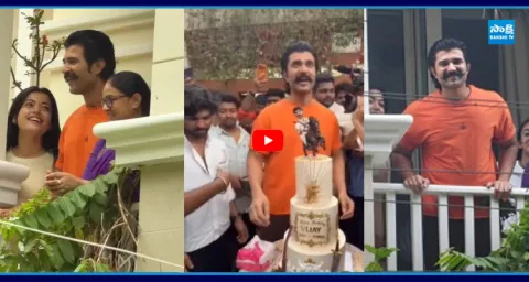 Vijay Deverakonda Birthday Celebrations With Fans at His Home
