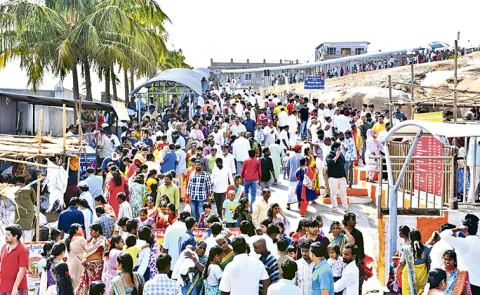 Huge Devotees Rushed To Yadagirigutta Lakshmi Narasimha Swamy Temple