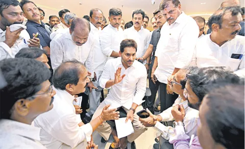 workers praise jagan after visiting steel plant accident victims
