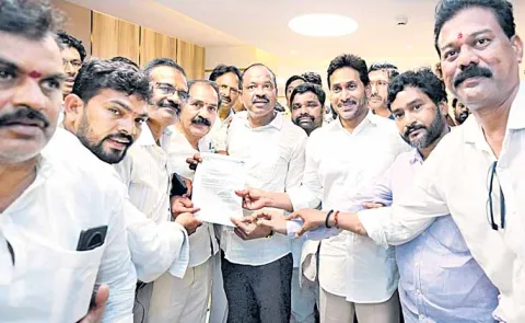 Labor leaders explain the conditions at the plant to YS Jagan Mohan Reddy