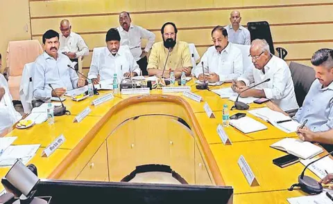 Uttam Kumar Reddy reviews joint Khammam district projects