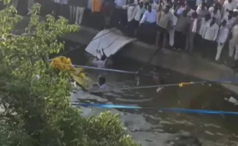 Van Falls Into Well In Solapur Maharashtra