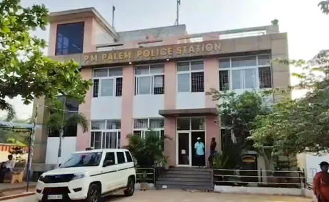 Foreign women thrash cab driver