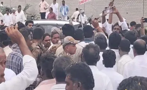 YSRCP Supporters Protest At Vinukonda