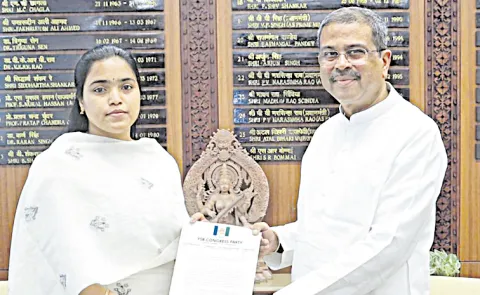 YSRCP MP Gumma Thanuja Rani Meets Union Minister Dharmendra Pradhan Over AP DSC Scam
