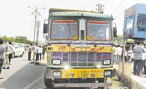 Telangana Bhupalpally DTO Venkanna death in road accident during vehicle check