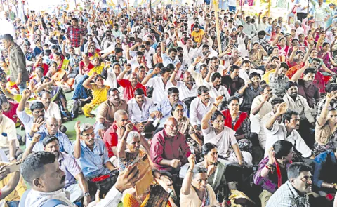 Municipal workers staged a demonstration at Dharna Chowk in Vijayawada
