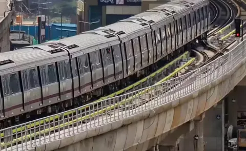 Metro Chaos: Techies Hitch Truck Rides After Service Disruption