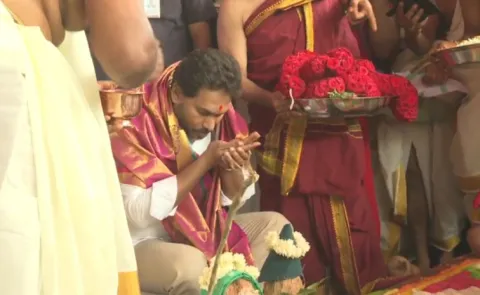 YS Jagan Pulivendula Bhumaiah Gari Palli Visit Updates