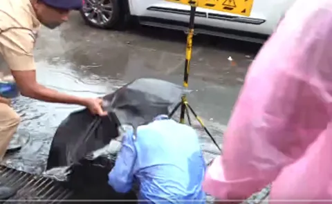 mumbai civic body worker falls into manhole in front of mayor