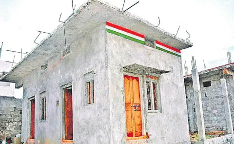 Construction workers Looting in Indiramma houses