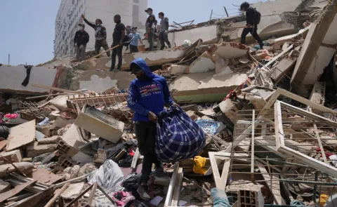 Venezuela earthquake death toll nears 1430, over 50,000 missing13