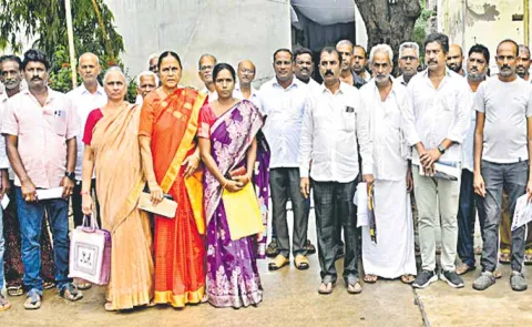 Farmers grievances with land acquisition officials at Guntur Collectorate
