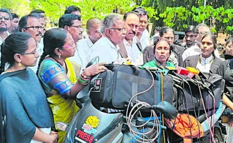 A mother dharna for her son at vijayawada 