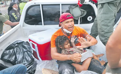 Father and son rescued after four days buried under rubble of Venezuela earthquakes