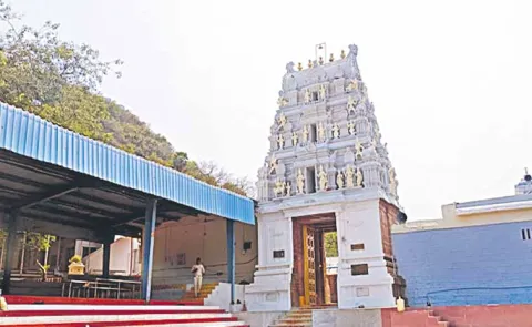 Massive theft at Upamaka Venkanna temple
