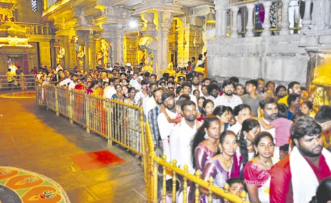 Huge Devotees Rush To Yadagirigutta Lakshmi Narasimha Swamy Temple