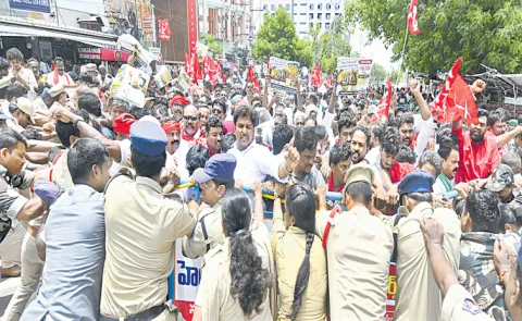 Farmers Fires on Chandrababu govt at Vijayawada Dharna Chowk