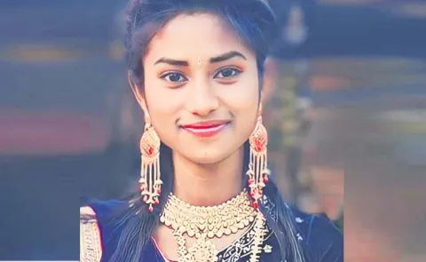 Salesgirl Dies In Hyderabad Gachibowli Road Accident