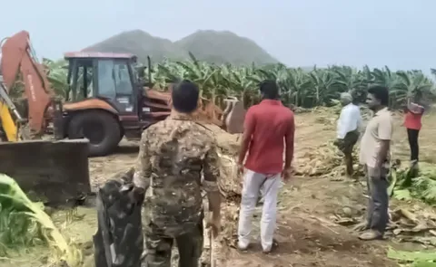 Clash Between Farmers And CRDA Officials At Undavalli
