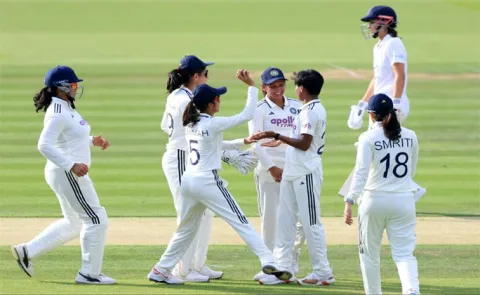 Indian womens team set 457 runs target to england in Lords Test