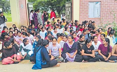 Girls protest for accommodation in Gurukulam