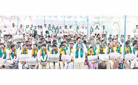 YSRCP Regional Coordinator Karumuri Nageswara Rao at the tobacco farmers protest