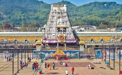 Huge Devotees Rush Tirumala Tirupathi Temple