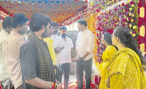 TDP MLA Gadde Rammohan attended the funeral rites of Gade Saikrishna
