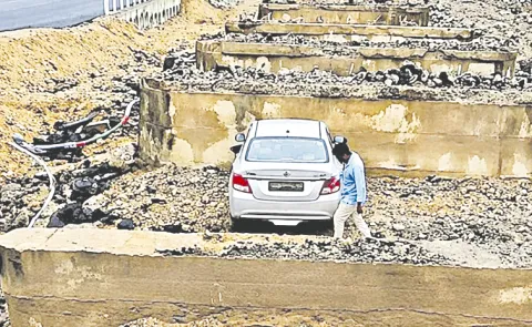 Car falls into pothole after trusting Google Maps