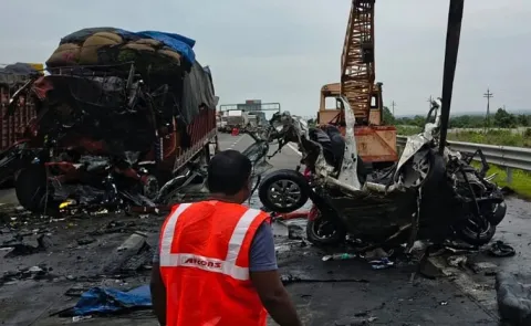 Tragedy on Samruddhi Expressway Car-Truck Collision Kills 5 in Maharashtra