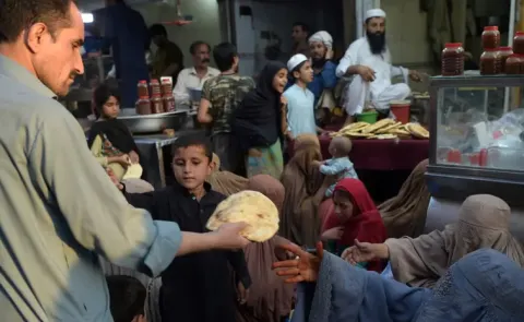 Pakistan's Poverty Rate Hits 28.9% Amid Deepening Economic Crisis