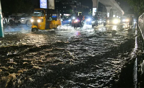 Heavy Rains Lash Hyderabad Traffic In City Hit