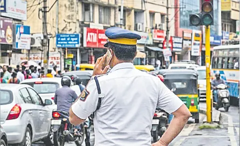 Call Phone Not Use To Traffic Police On Duty