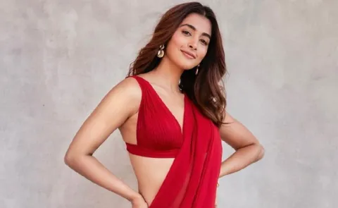 Pooja Hegde In Talks Allu Arjun And Raviteja Movies